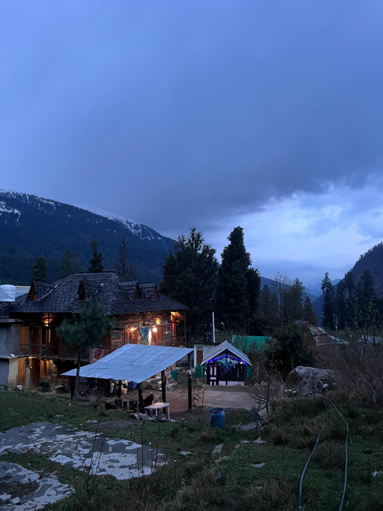 Old Brahma Homestay Kalgha Bagian luar foto