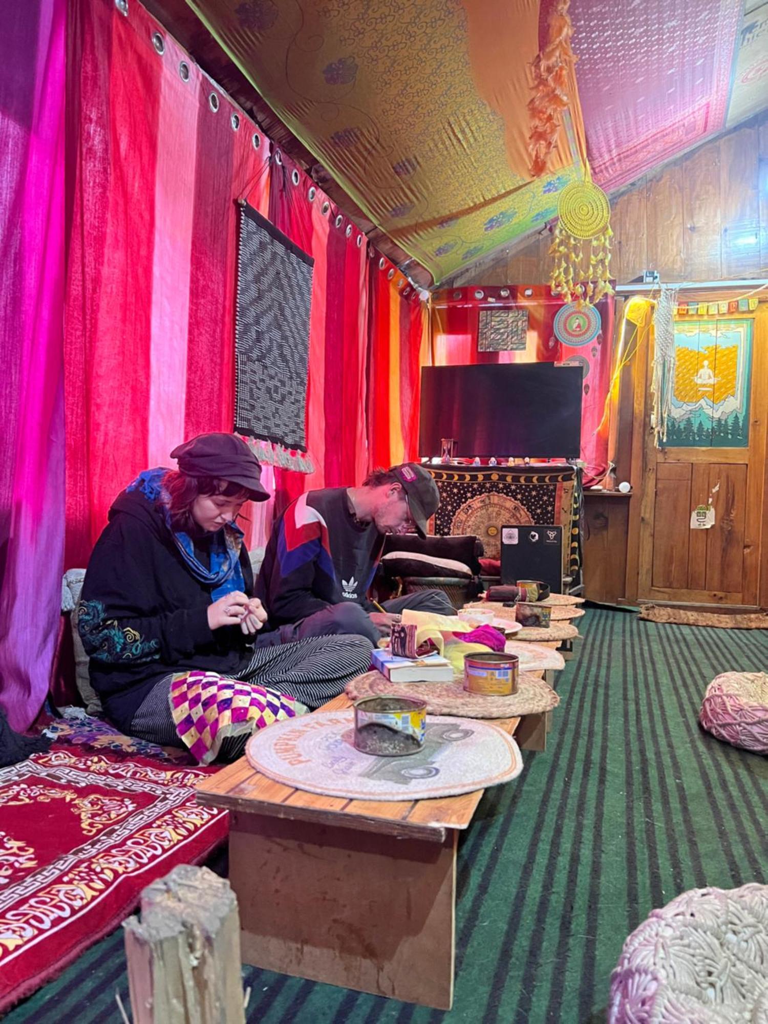 Old Brahma Homestay Kalgha Bagian luar foto